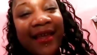 清纯靓丽的短发气质美女夜晚开着豪车去接粉丝网友路边玩车震,操